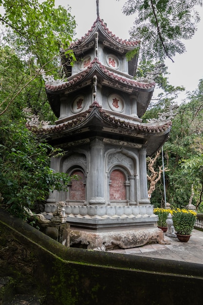 写真 正面に「中国庭園」と書かれた庭園の仏塔