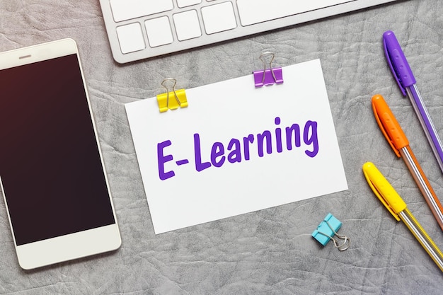 사진 elearning 키보드와 스마트폰의 텍스트가 있는 종이 노트