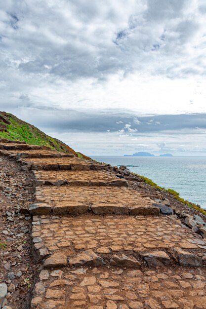 写真 島を背に海へと続く道