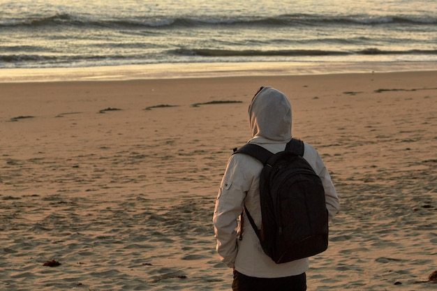 사진 배낭을 메고 있는 사람