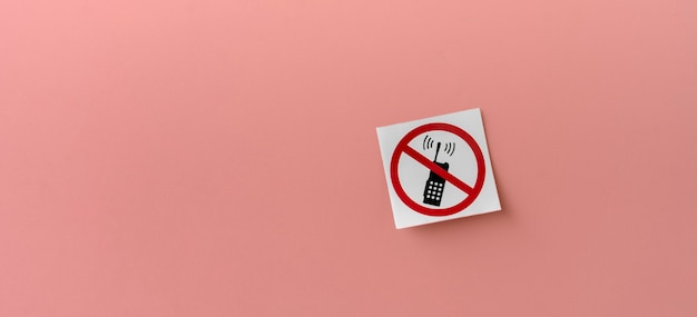 写真 隔離された壁に禁止されたサインシンボルステッカーを禁止した電話