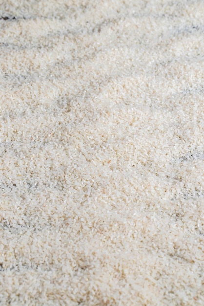 Куча разбросанного белого риса на кухонном столе