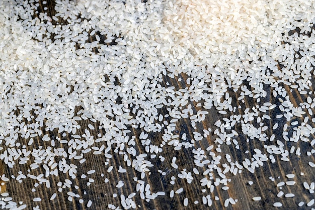 写真 台所のテーブルに散らばった白米の山