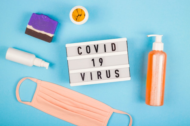 Фото Розовая медицинская маска onext к надписи covid 19 virus.