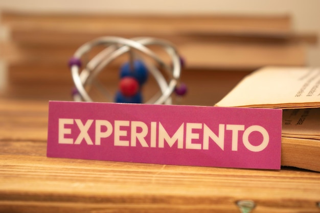 写真 「実験」と書かれたピンクの看板