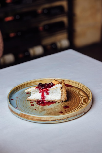 写真 切り出されたケーキの皿 ⁇