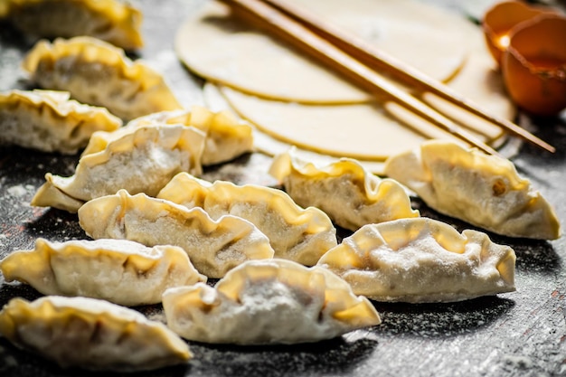 写真 チーズとソースがかかった餃子の皿