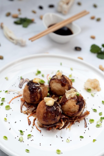 写真 大理石のテーブルの上にたこ焼きのプレート