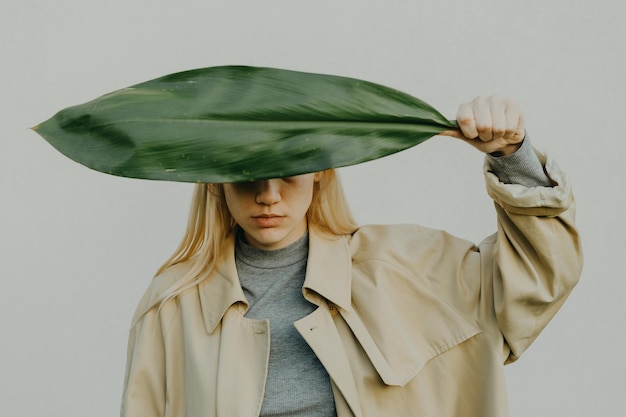 Фото Портрет молодой женщины с листом растения