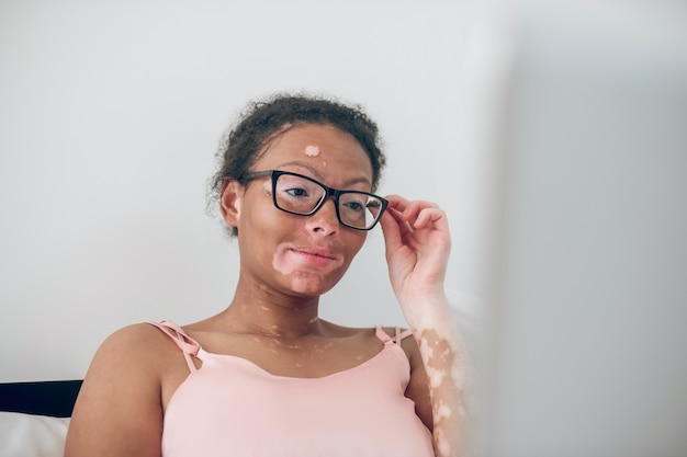 写真 思慮深く見える眼鏡のかなり若い女性