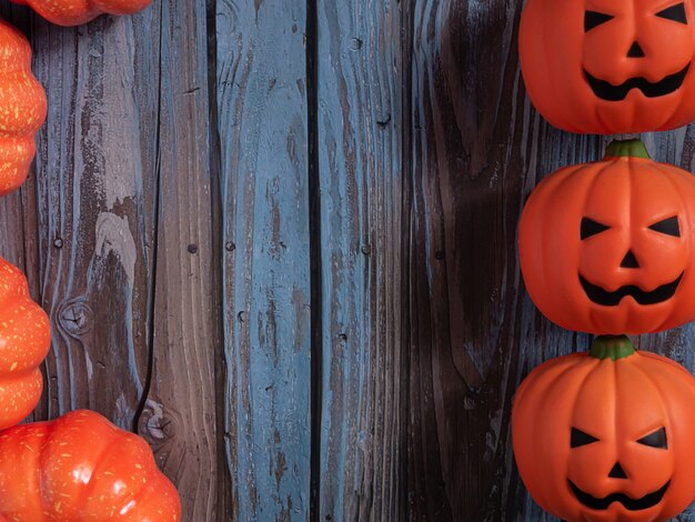 Тыквенный домкрат на деревянном столе для концепции хэллоуина или праздника