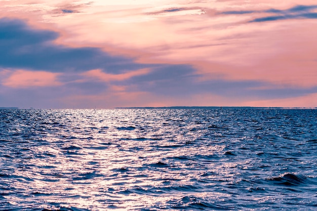 写真 海の紫とピンクの色合いを持つ紫の空。