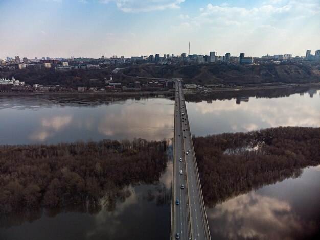 Фото Дорожный мост через реку, взятный из квадрокоптера городского движения