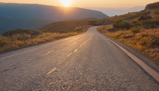 写真 背景に夕日がある道路