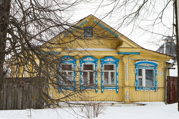 Фото Русский деревянный дом, покрытый снегом