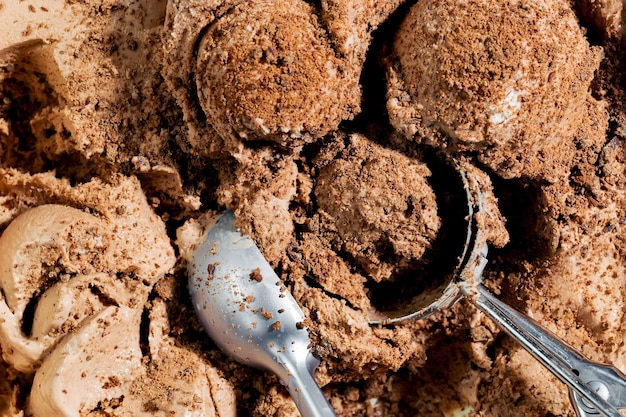 Фото Совок шоколадного мороженого с ложкой.