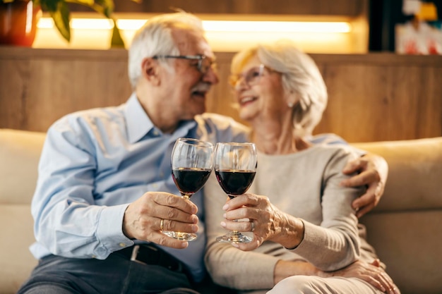 写真 高校生のカップルが自宅でワインを飲んで乾杯し抱きしめています