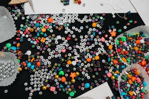 Фото Набор бусин с буквами и разноцветными для создания браслетов