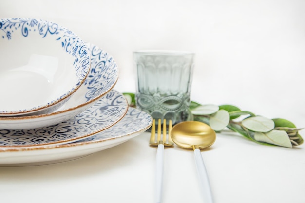 사진 접시 의 측면 에  ⁇ 색 중간 과 파란색 패턴 을 가진 서로 다른 크기 의 접시 의 세트