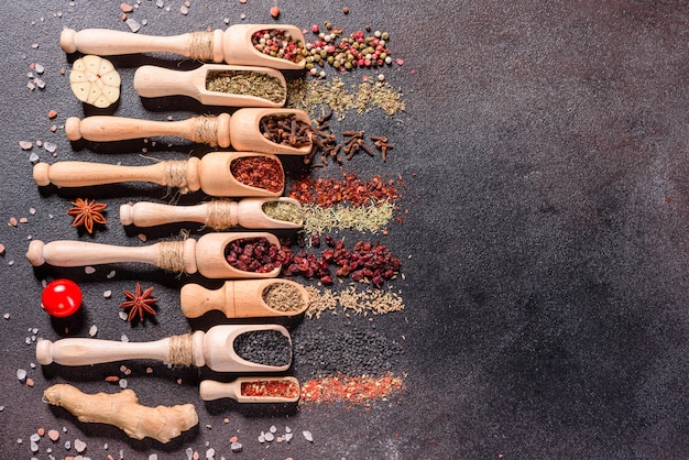 Фото Набор специй и трав. индийская кухня перец, соль, паприка, базилик. вид сверху.
