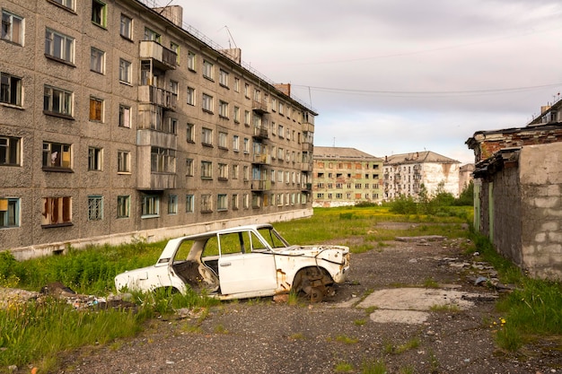 写真 庭のザポリャルニロシアで車を放棄した人々によって完全に放棄された集落