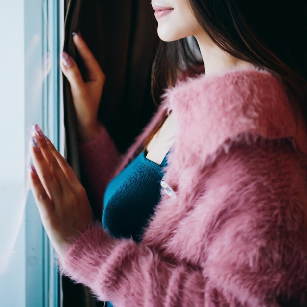 Фото Секси девушка в розовом меховом пальто.