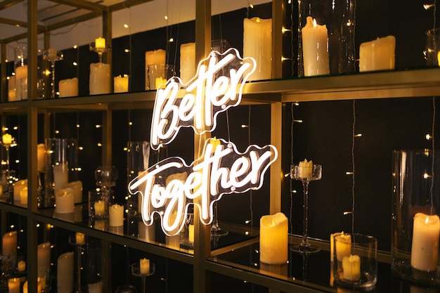 Фото Табличка с надписью «вместе лучше» горит в комнате свечами.