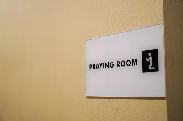写真 その上に祈りの部屋と書かれたサイン コピースペース付きの祈りの部屋サインのクローズアップショット