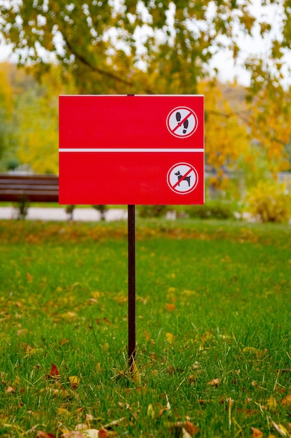 写真 緑の芝生の上を犬が歩くことを禁止する写真付きの看板緑の芝生の上を歩くことの禁止モックアップ無料