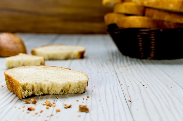 A sliced ​​pain de campagne au levain