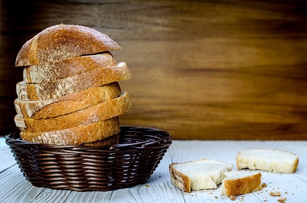 A sliced ​​pain de campagne au levain