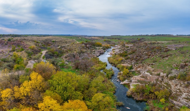 Фото Небольшой быстрый ручей каменка в глуши в вечернем свете в украине