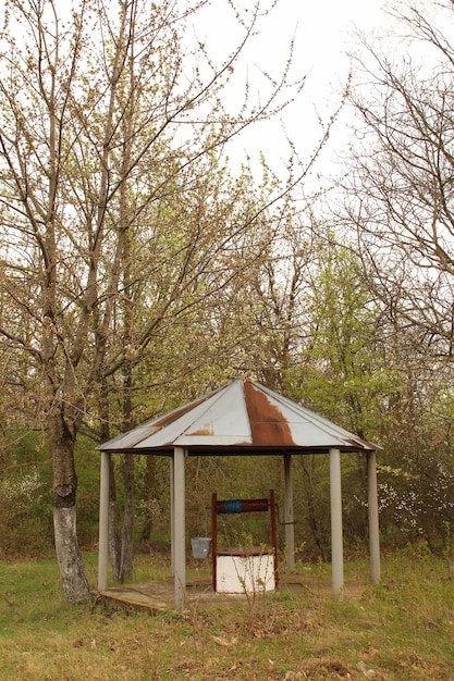 사진 a small shed in a field