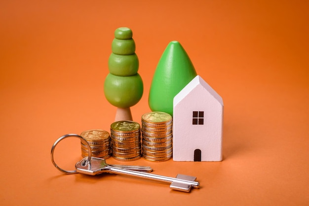 Фото Небольшой деревянный дом и ключи как идея для инвестиций в собственный дом