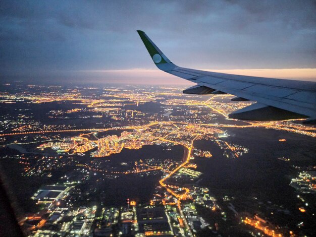 写真 飛行機の飛行高さから夜の街のスナップショット