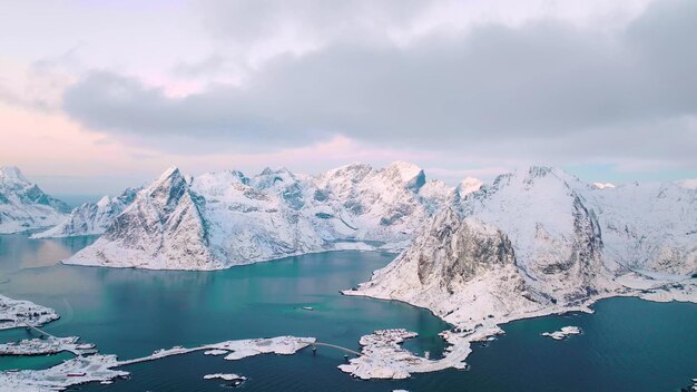 Фото Снежный горный пейзаж с озером и горами на заднем плане
