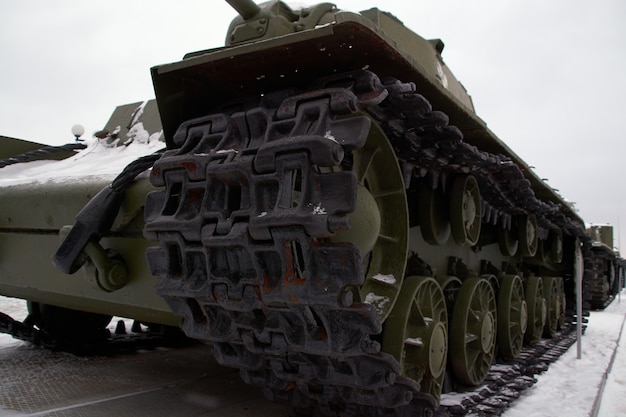 Фото Советский танк на полигоне зимой. российская военная техника