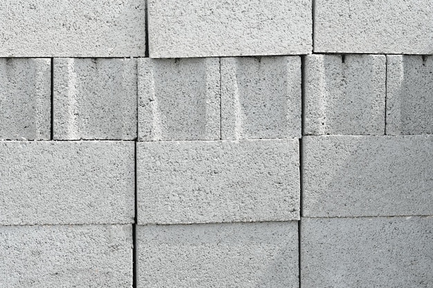 写真 上部に「concrete」という単語が付いた灰色の燃えがらブロックのスタック。