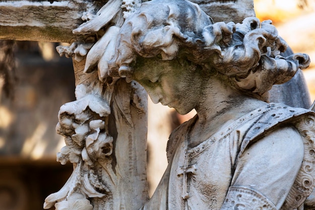 Фото Статуя женщины с венком на голове