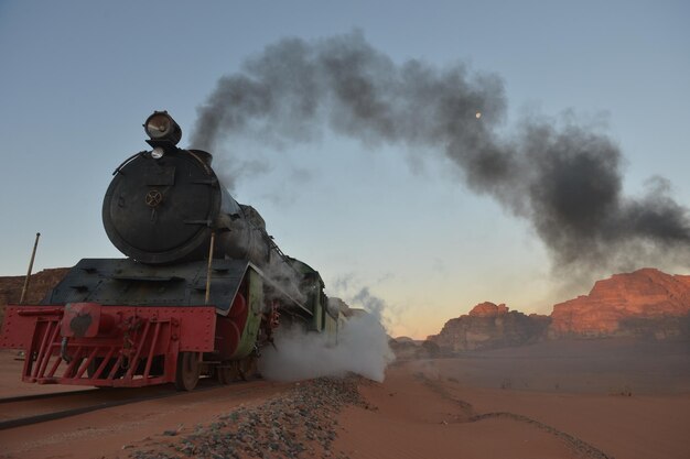 写真 オスマン帝国時代の蒸気列車ヨルダン南部のワディ・ラム