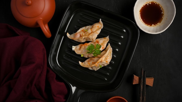 写真 醤油と温かい茶碗を使った蒸し餃子中華日本料理のコンセプト
