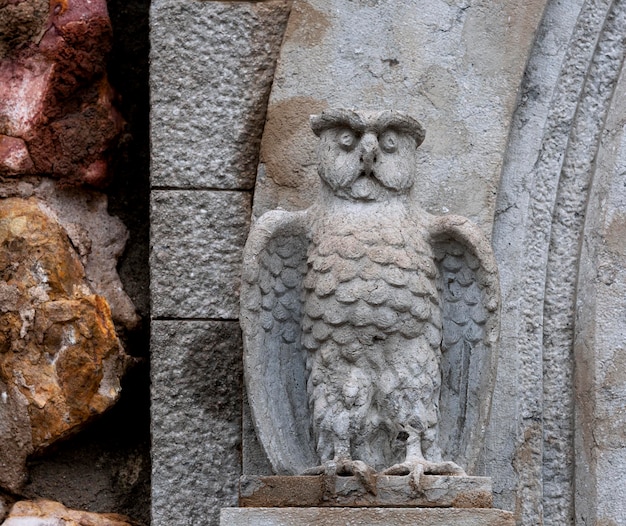 石の顔とくちばしを持つフクロウの石像。 | プレミアム写真