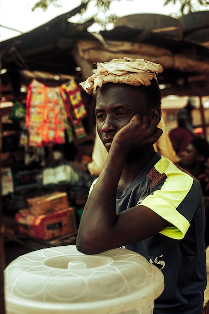 Фото Уличный продавец, потерянный в мыслях во время короткого перерыва от дневной суеты