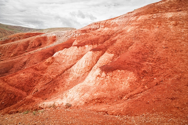 사진 봉우리의 산 사슬, 붉은 점토가있는 협곡, 평면도의 멋진 파노라마.