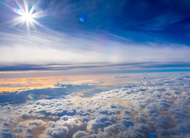 写真 太陽が雲の上で輝いています