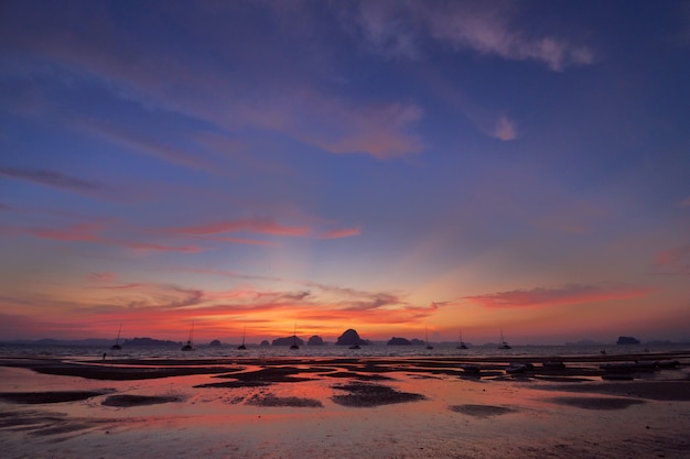 Фото Взгляд захода солнца от пляжа tubkaak, krabi, таиланда.