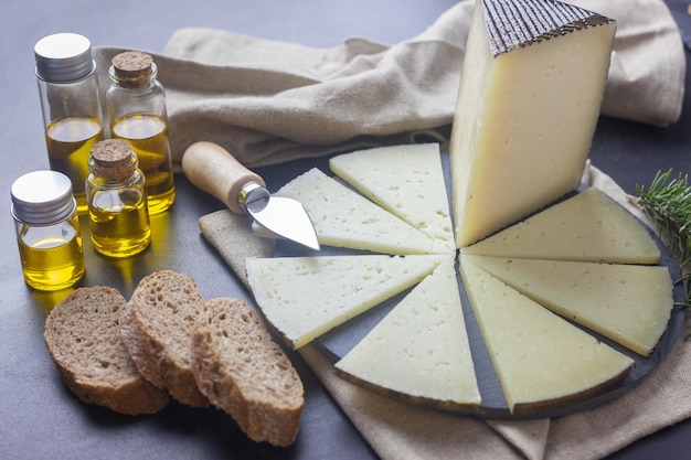 写真 スペインの塩漬けチーズとパンとオリーブオイルのテーブル