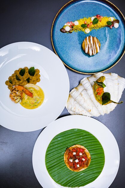 Фото Стол с тарелками с едой, включая рыбу, рис и овощи
