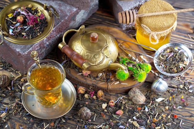 Фото Чайный сервиз с чайником и чашкой чая.