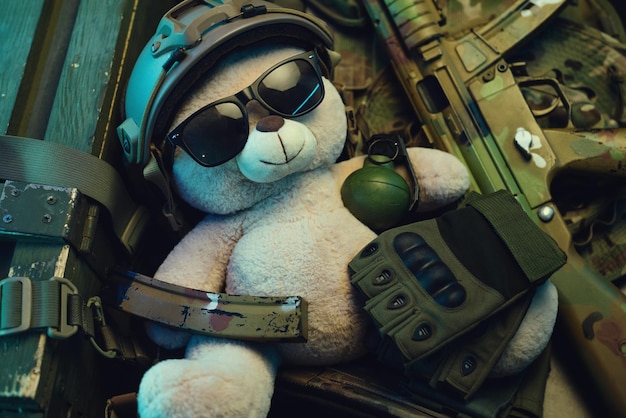 Фото Медведь в военном шлеме среди кучи военных боеприпасов винтовка гранаты пуленепробиваемые